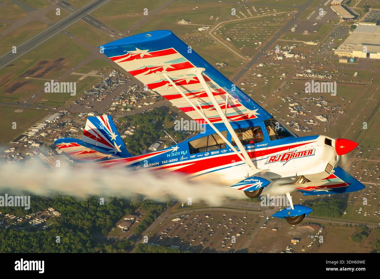 Bellanca 8KCAB Decathlon N1207E, Serie 323-77, Pilot von RJ Gritter, ist ein zweisitziger, einmotoriger Kunstflugtrainer mit Lycoming IO-360 Flat-4-Motor und 180 PS. Es hat mit Stoff bedeckte niedrige Flügel, Tandemsitze und ein Fahrwerk für das Hinterrad. Auf der Sun N Fun Aerospace Expo 2025 in Florida führte das Unternehmen Smoke Display Aerobatics, Bank- und Air-to-Air-Flüge durch, die Piloten aus nächster Nähe sehen und Kontrolle, Agilität und Präzision demonstrieren. Stockfoto