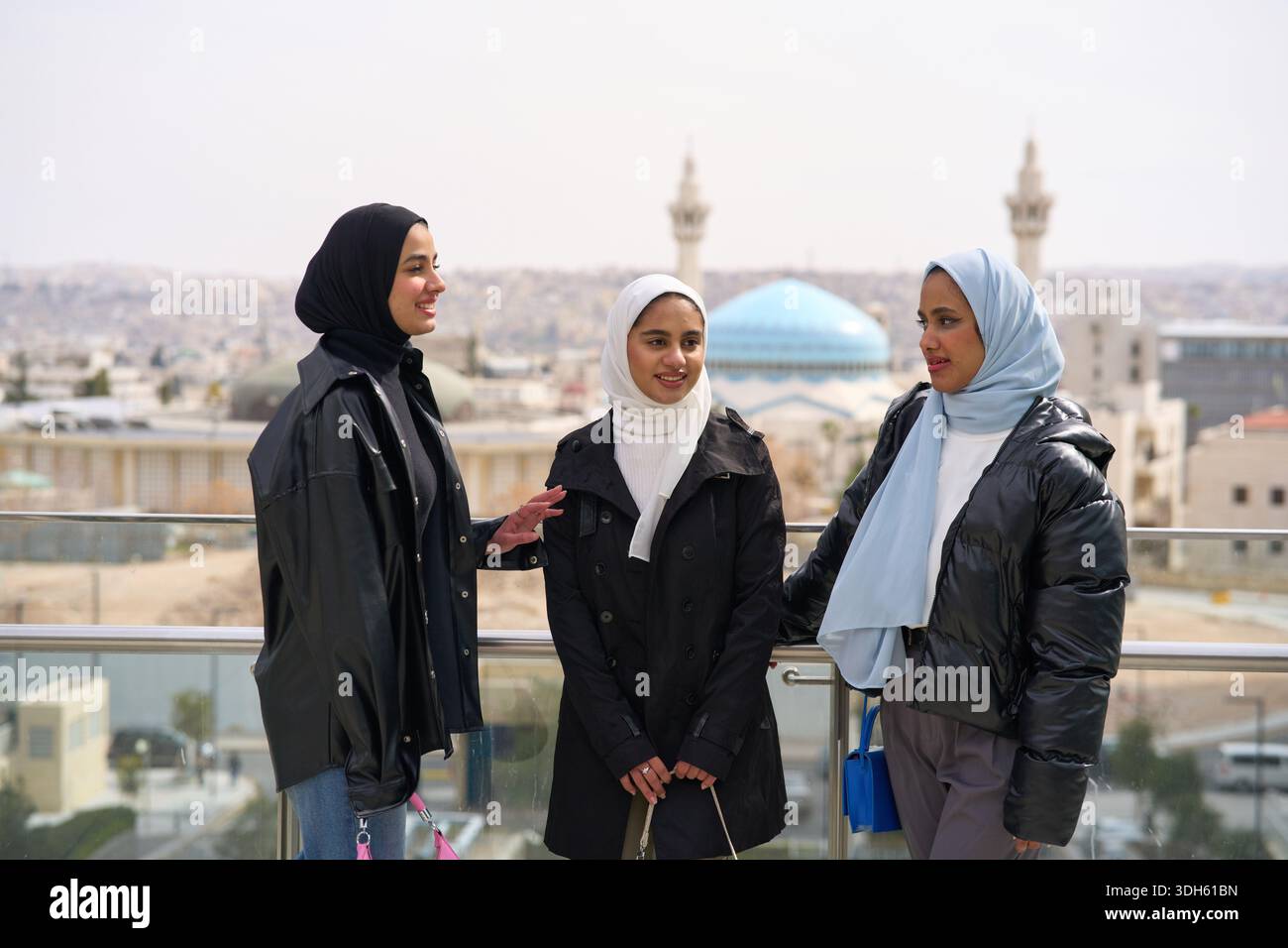 Junge muslimische Freunde hängen zusammen Stockfoto