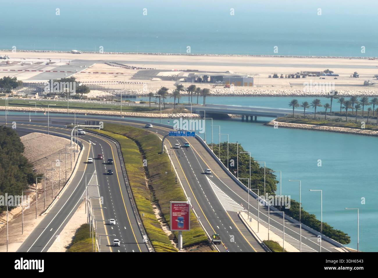 Doha, Katar - 05. Januar 2026: Landeansicht des internationalen Flughafens Hamad aus dem Flugzeug Stockfoto