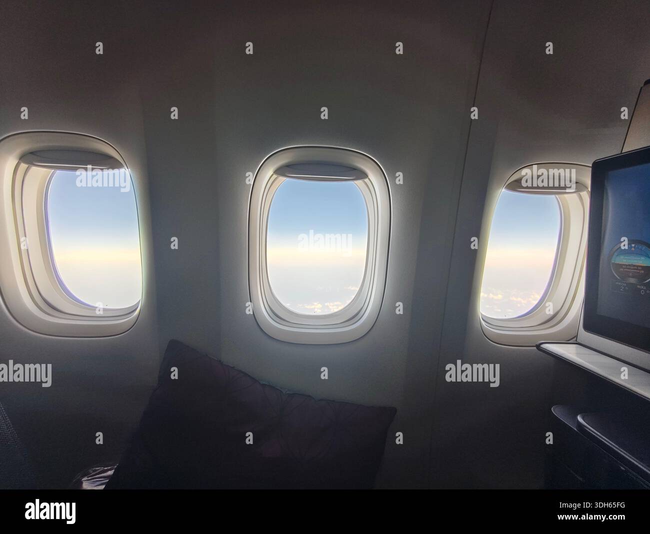 Doha, Katar - 05. Januar 2026: Flugzeugfenster auf einem internationalen Flug von Karatschi nach Doha Stockfoto