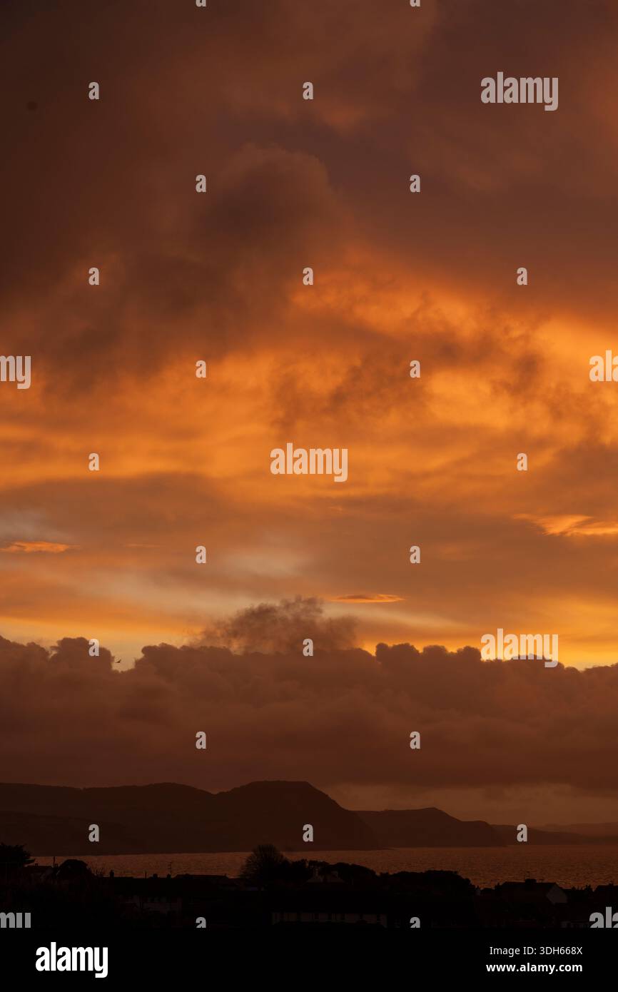 Blick in Richtung Charmouth und Golden Cap von Lyme Regis, Dorset, Großbritannien. Sonnenaufgang Stockfoto
