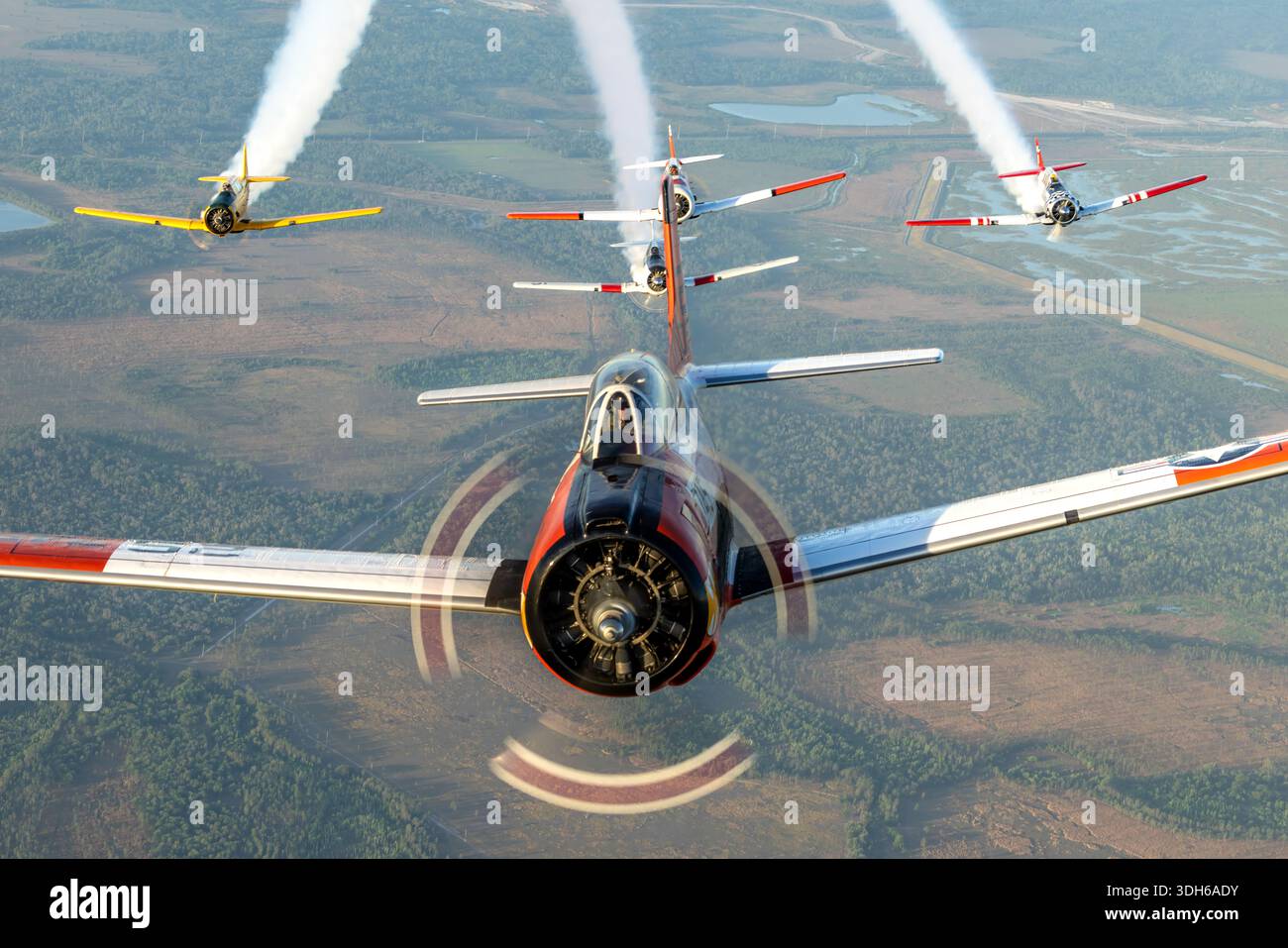 Luft-Luft-Formation der nordamerikanischen T-28C Trojan N745W VT-5, T-6G Texan N5451E, AT-6D Texan N7572, SNJ-5 Texan N5199V „Gotcha“ und AT-16 Harvard IIB N8994 auf der Sun N Fun Aerospace Expo 2025, Florida. Einmotorige, radial angetriebene Sportschuhe mit Tandemsitz, niedrigen Flügeln, einziehbarem Fahrwerk und voll-Kunstflugsteuerungen, die Formationsmanöver für Trainings- und Demonstrationsflüge durchführen. Stockfoto