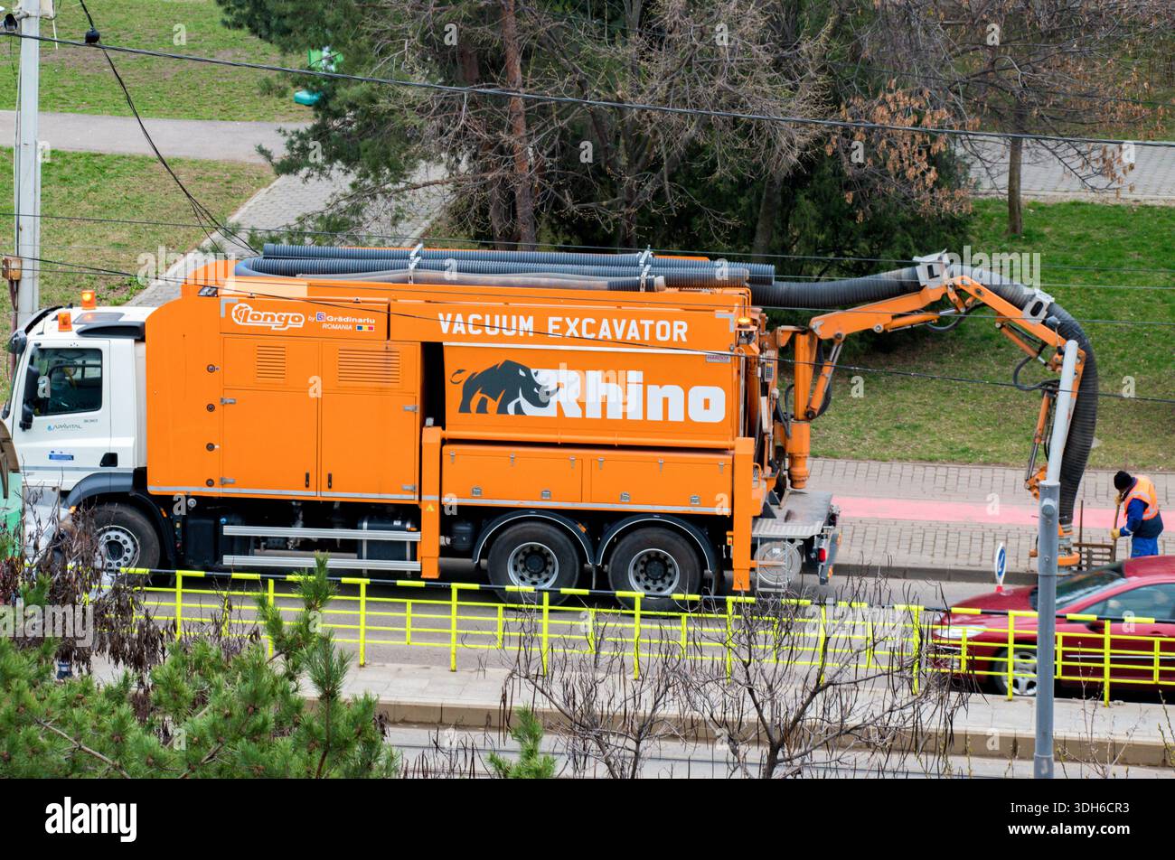 Vakuumbagger sind zum Goldstandard für die städtische Instandhaltung und Abwasserreinigung geworden. Stockfoto