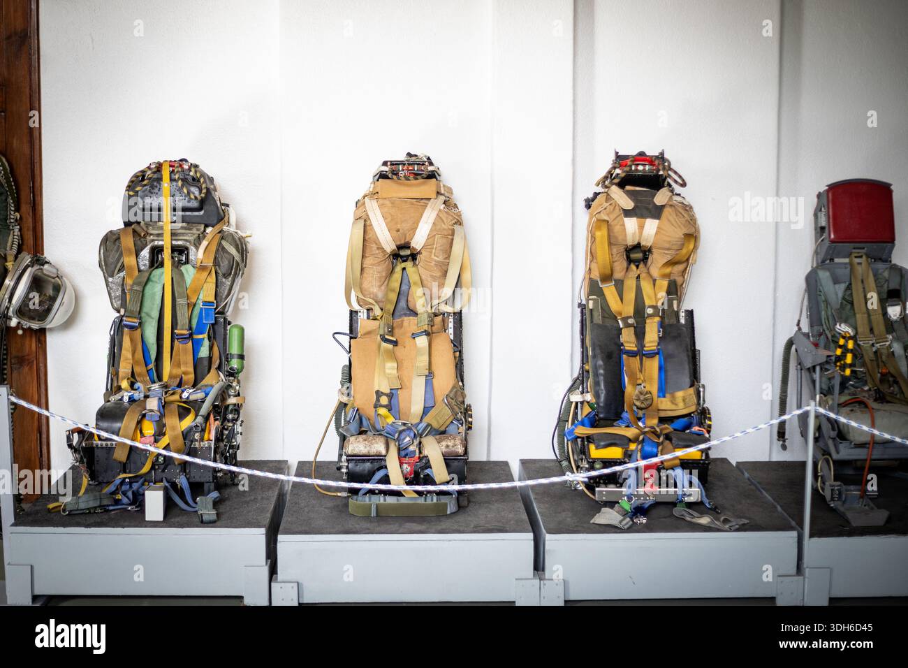 Auswurfsitze für Militärflugzeuge mit komplexen Sicherheitssystemen Stockfoto