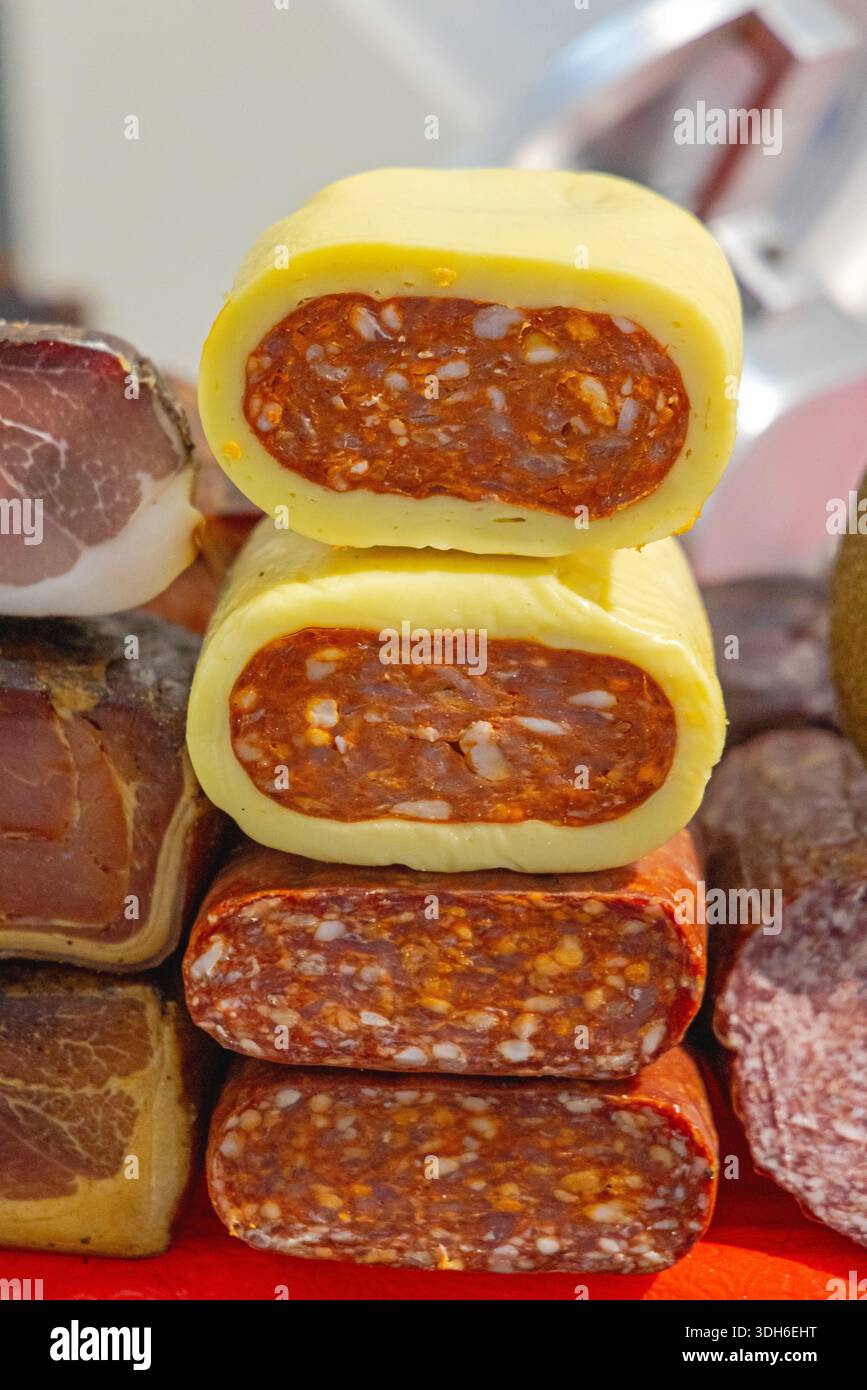 Geräuchertes Schweinefleisch Kulen Würstchen Mit Rotem Paprika Stockfoto