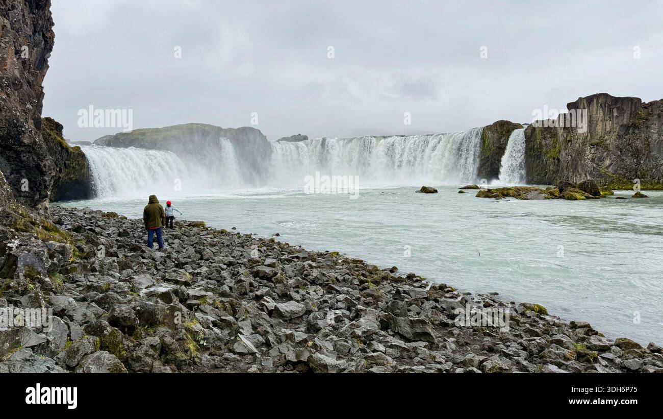 Vik, Island: 14. September 2025: Blick auf den berühmten Wasserfall Godafoss in Island Stockfoto