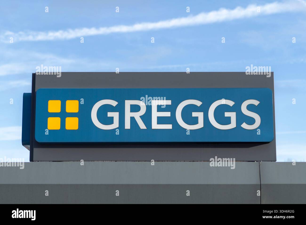 Nahaufnahme eines Schilds für ein Greggs Food Restaurant im Freien, Großbritannien. Stockfoto