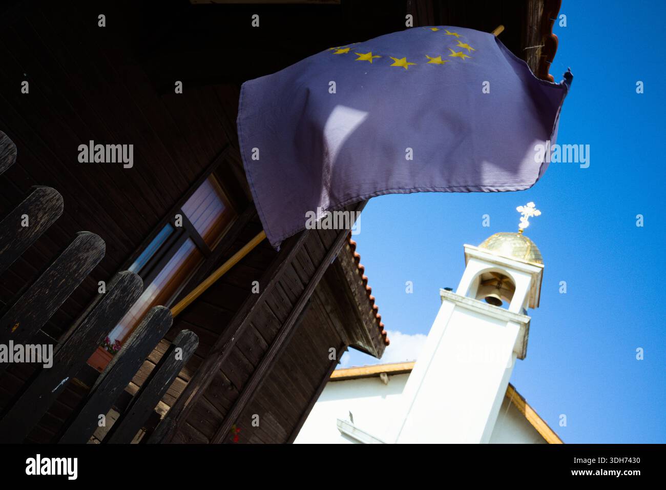 Die Flagge der Europäischen Union mit der Kuppel einer orthodoxen bulgarischen Kirche im Hintergrund Stockfoto