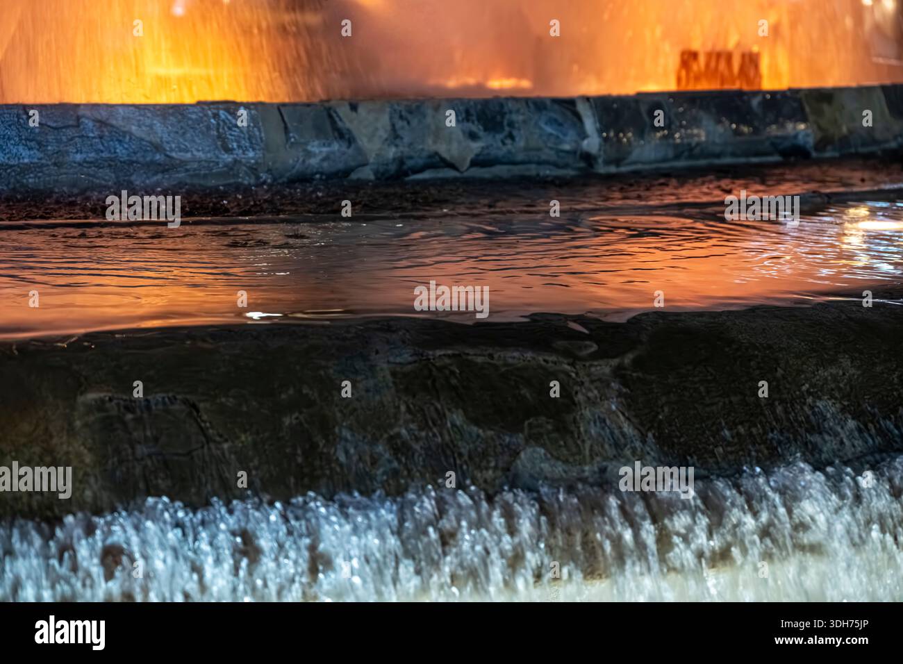 Weihnachten in Valencia, Spanien. Aufnahmen am Brunnen Font de la Plac de l'Ajuntament und Ayuntamiento - Rathaus. Stockfoto