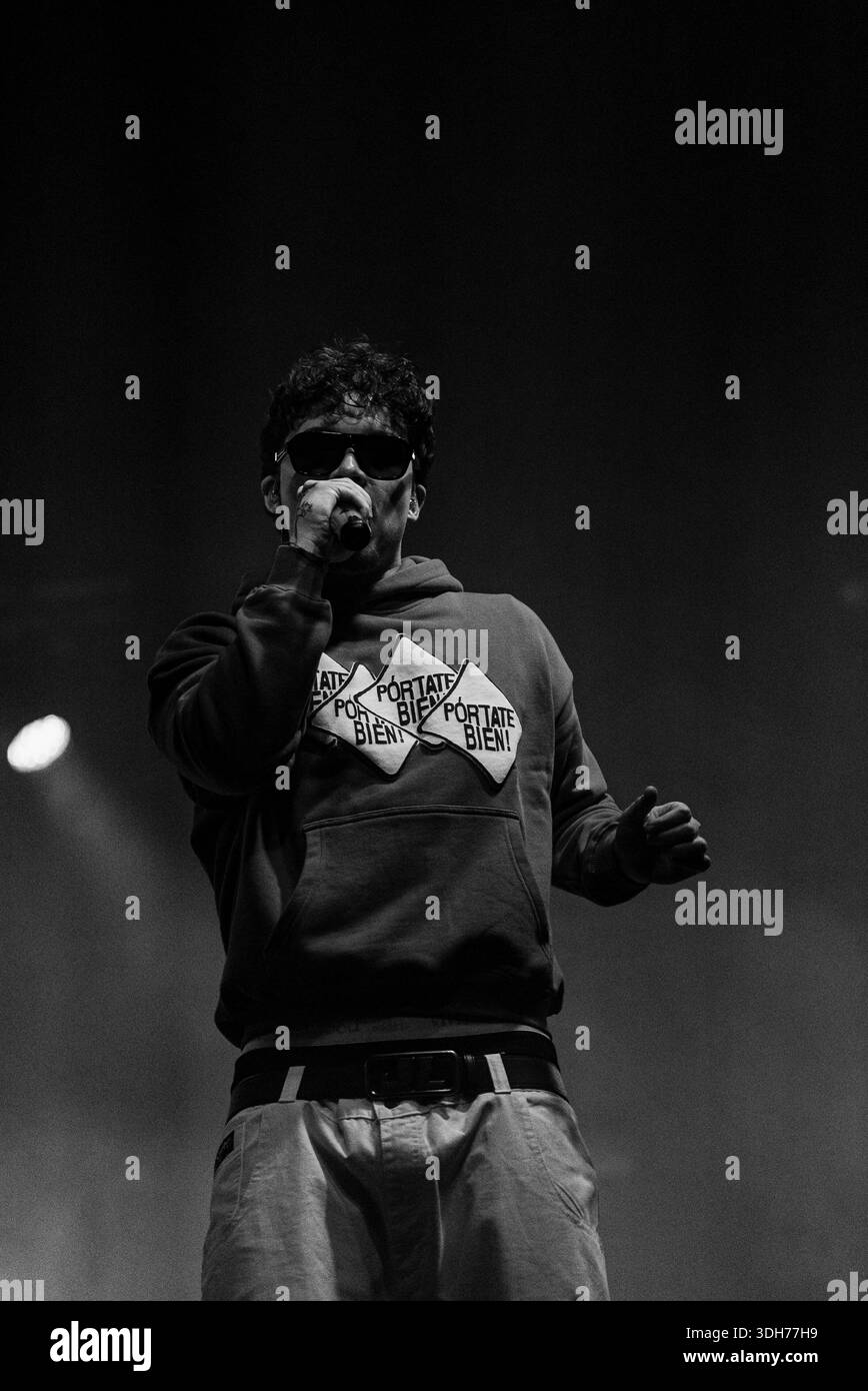 Der Künstler MVRK trat am 10. Januar 2026 live in der Sala París 15 in Málaga, Spanien auf. Offene Konzertfotos, die den Sänger auf der Bühne durin einfangen Stockfoto