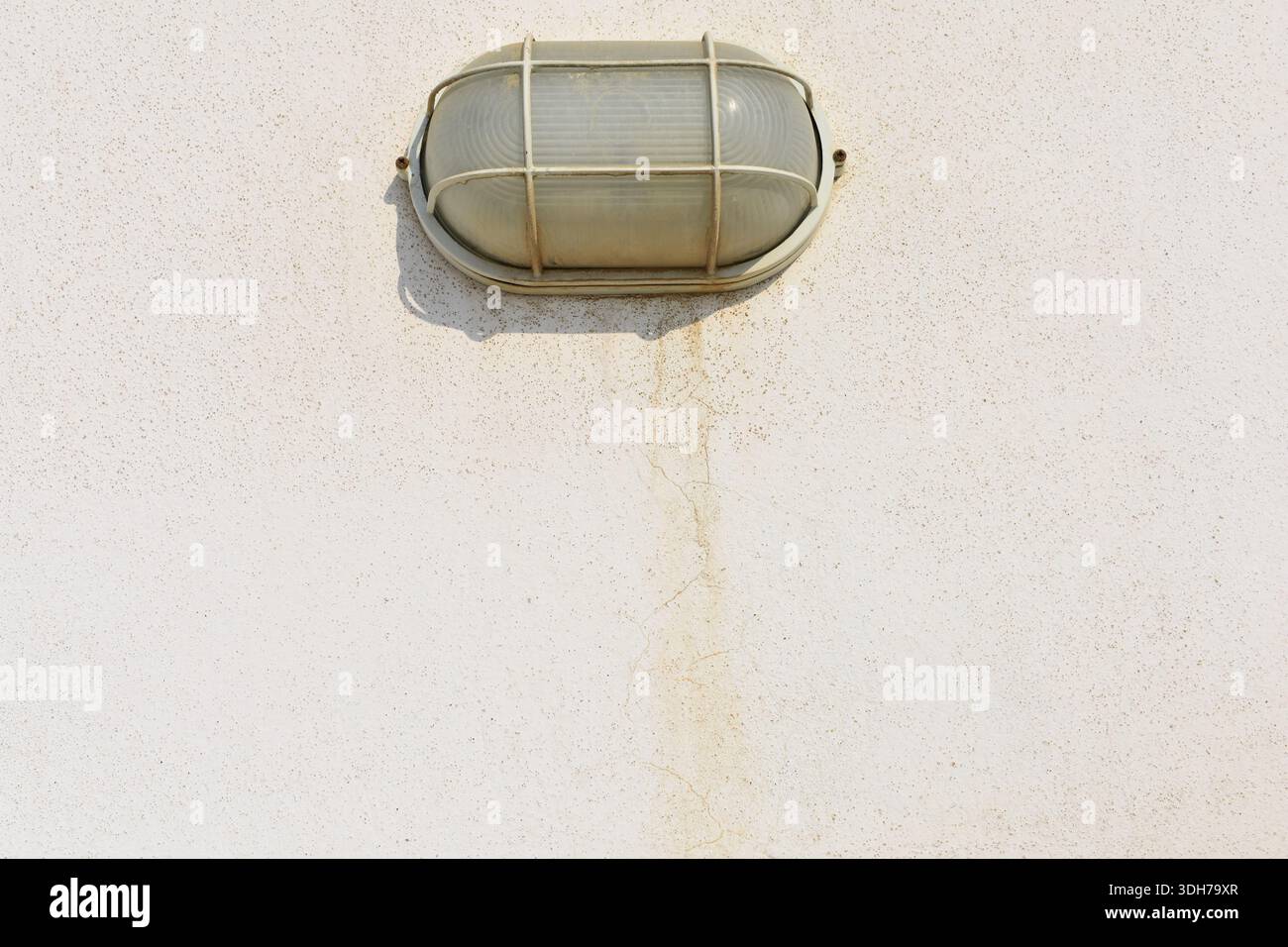 Der Blick auf die elektrische Glühlampe an der Wand zu Hause Stockfoto