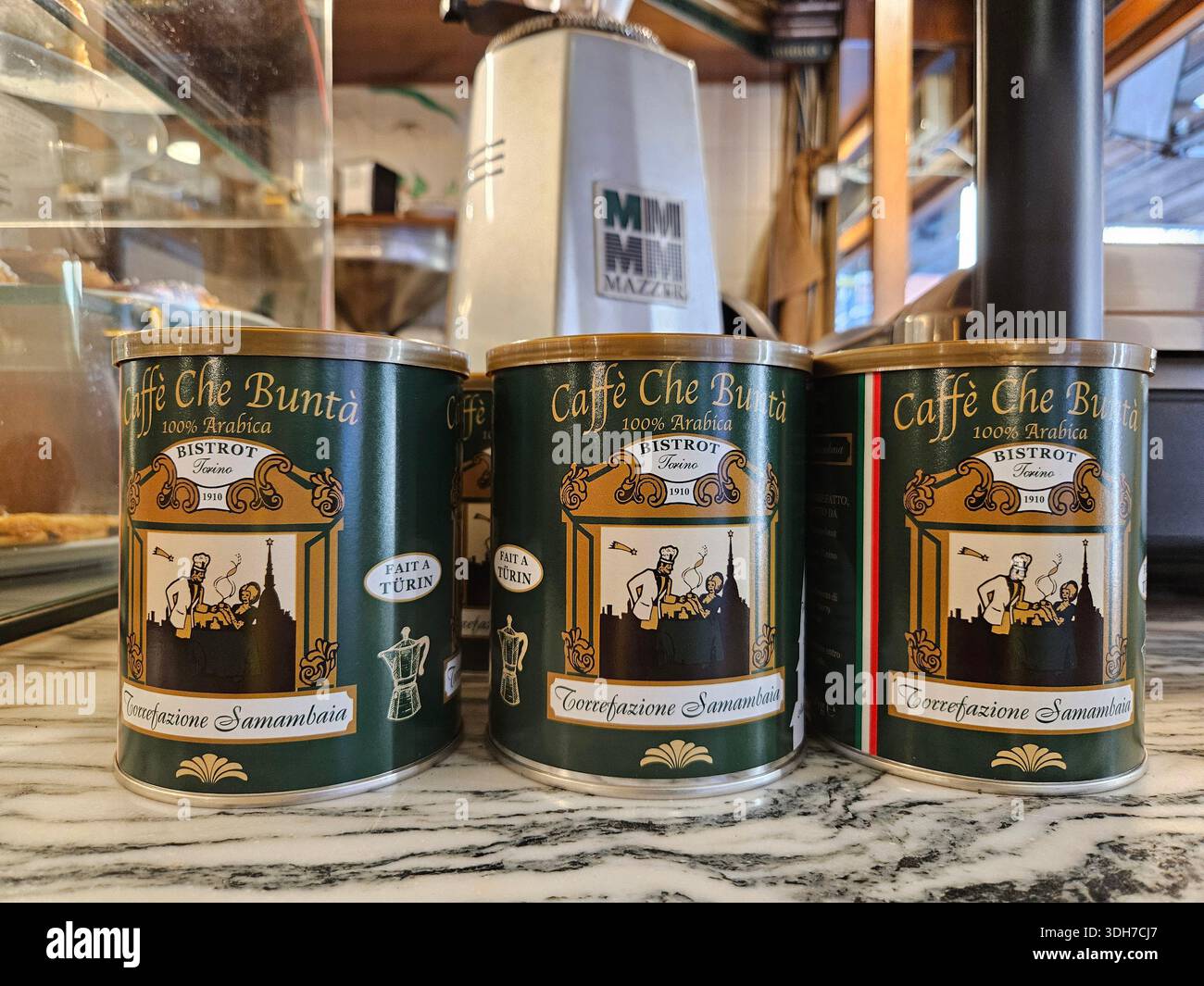 Hausgemachte Kaffeebohnen in eleganten Dosen, hergestellt von Samambaia Roastery & Bistro in Turin, Italien, kleine Kaffeespezialitäten, Premium Arabi Stockfoto