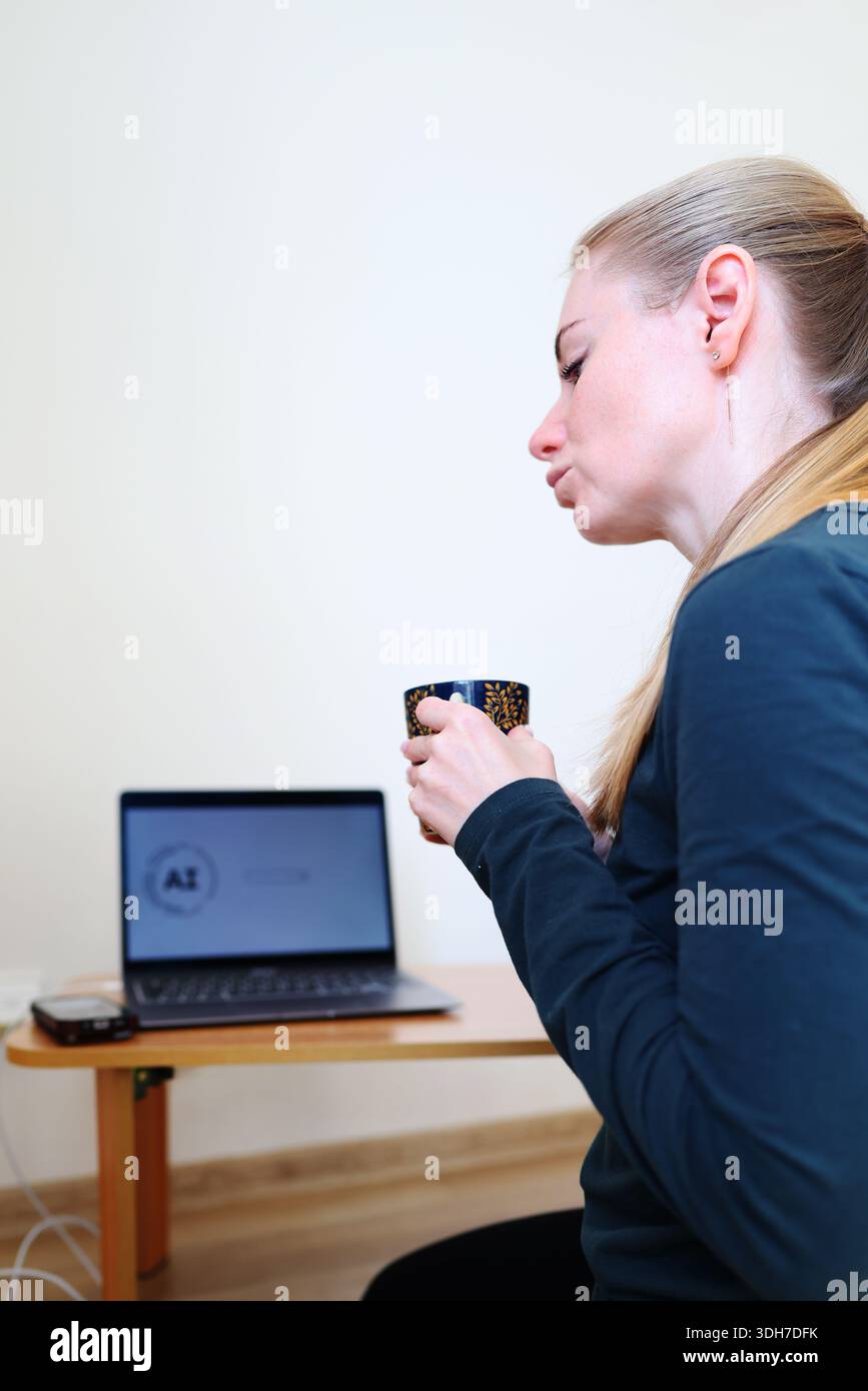 Weibliche Profis, die KI-Software am Computer für digitale Arbeit und Online-Geschäfte verwenden Stockfoto