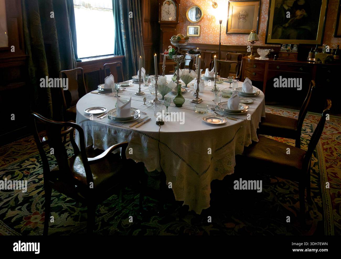 Vintage-Speisesaal in Wightwick Manor, Wolverhampton, Staffordshire, England, Großbritannien Stockfoto