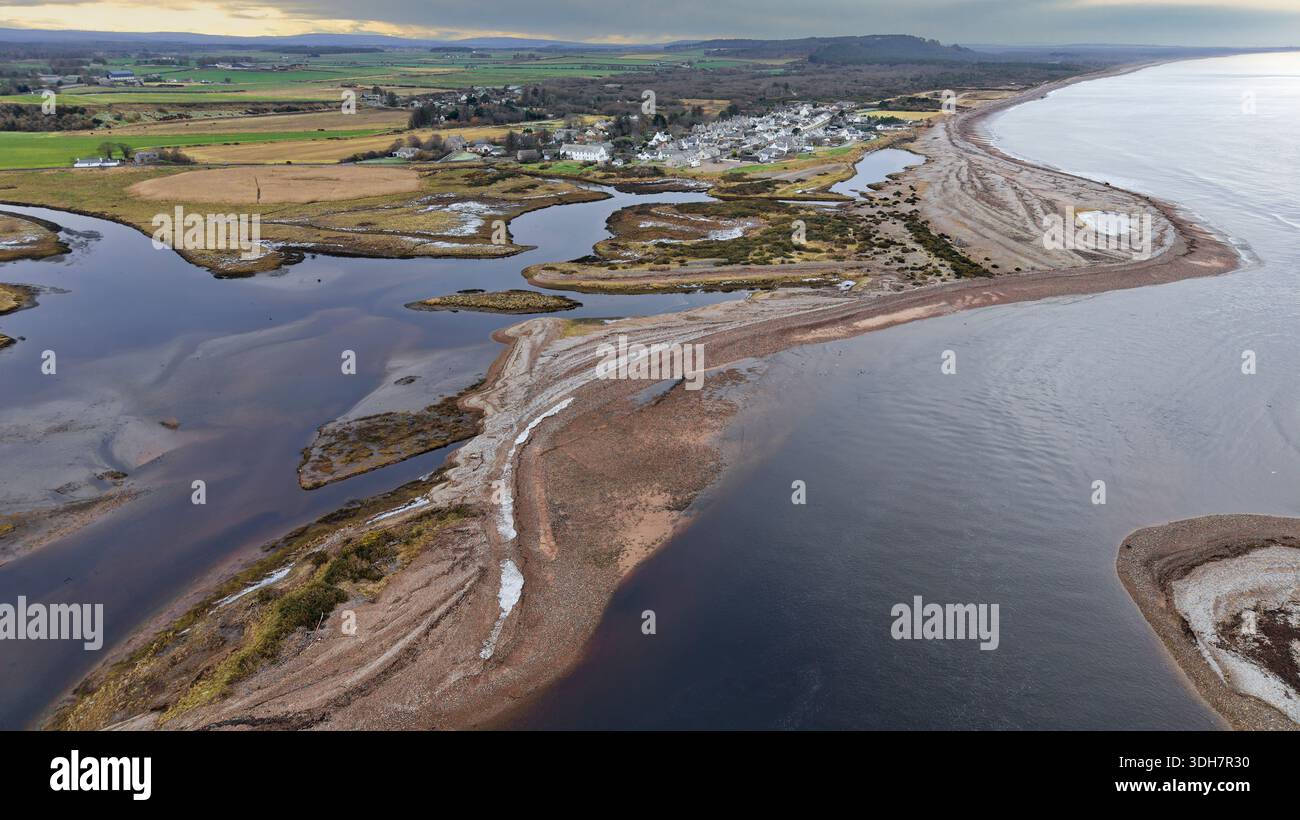 River Spey Schottland Speymouth Spey Bay beherbergt Kingston Village und das lange Ufer von Kieseln und Steinen Stockfoto