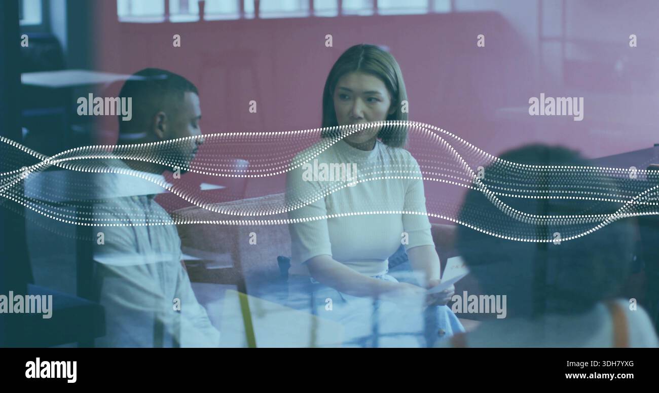 Mit weißem Rechteck, Frau in Hochhalsausschnitt, die im verglasten Konferenzraum mit gepunkteter Trennwand spricht Stockfoto