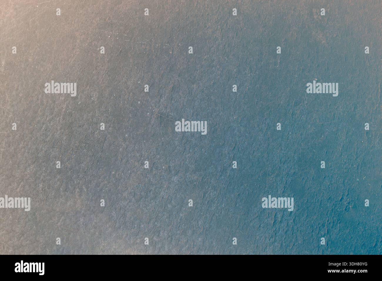 Blaugraue Steinoberfläche mit dezentem Verlauf und natürlichen rauen Details Stockfoto