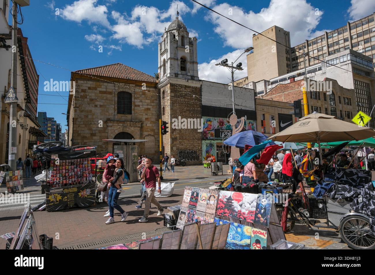 Bogota, Kolumbien - 28. Dezember 2025: Der Markt vor der Kirche des Dritten Ordens oder der Kirche der Stigmata in Bogota, Kolumbien. Stockfoto