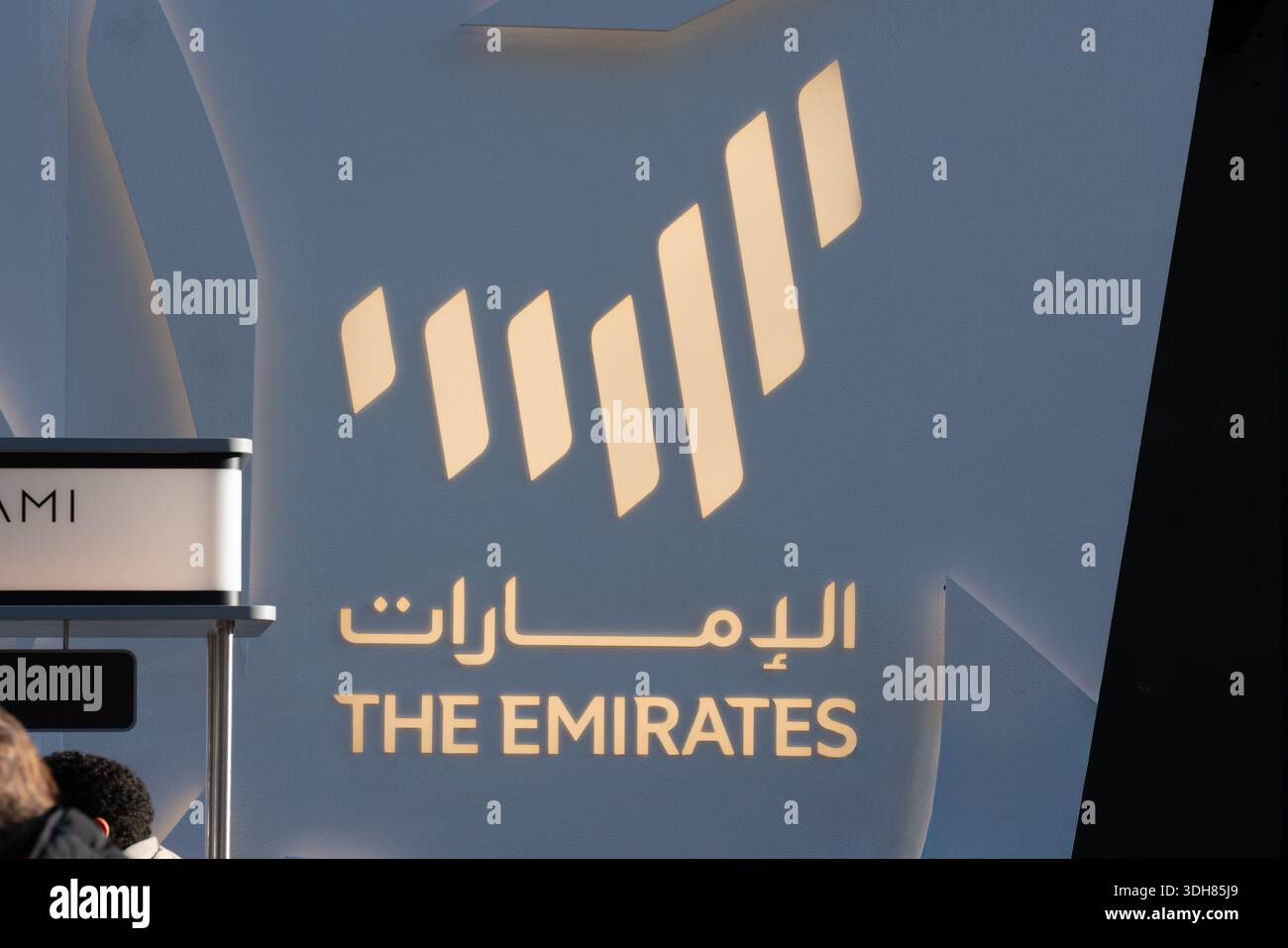 Das emirates-Logo glänzt bei einer internationalen Veranstaltung an einer Standwand Stockfoto