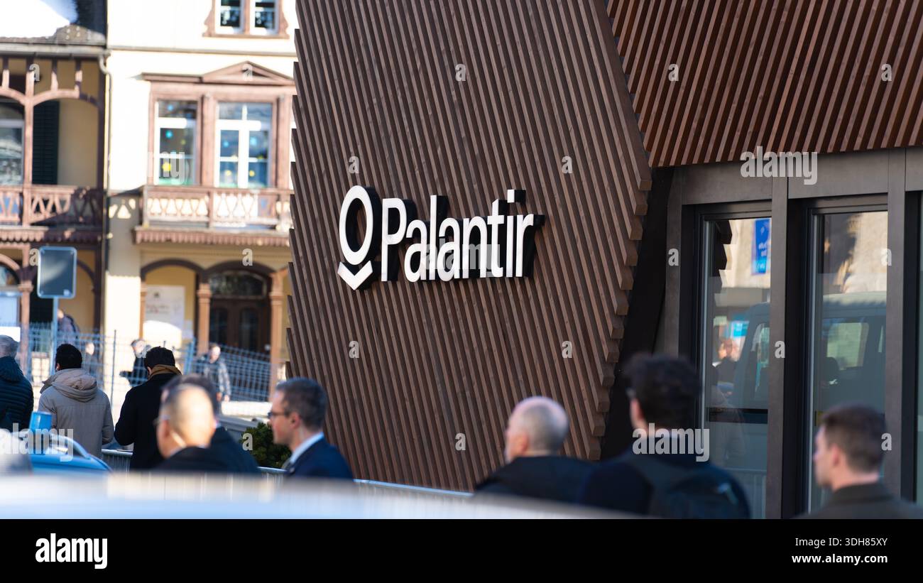 Das Schild des Unternehmens Palantir wird auf der Veranstaltung des Weltwirtschaftsforums in davos, schweiz, ausgestellt Stockfoto