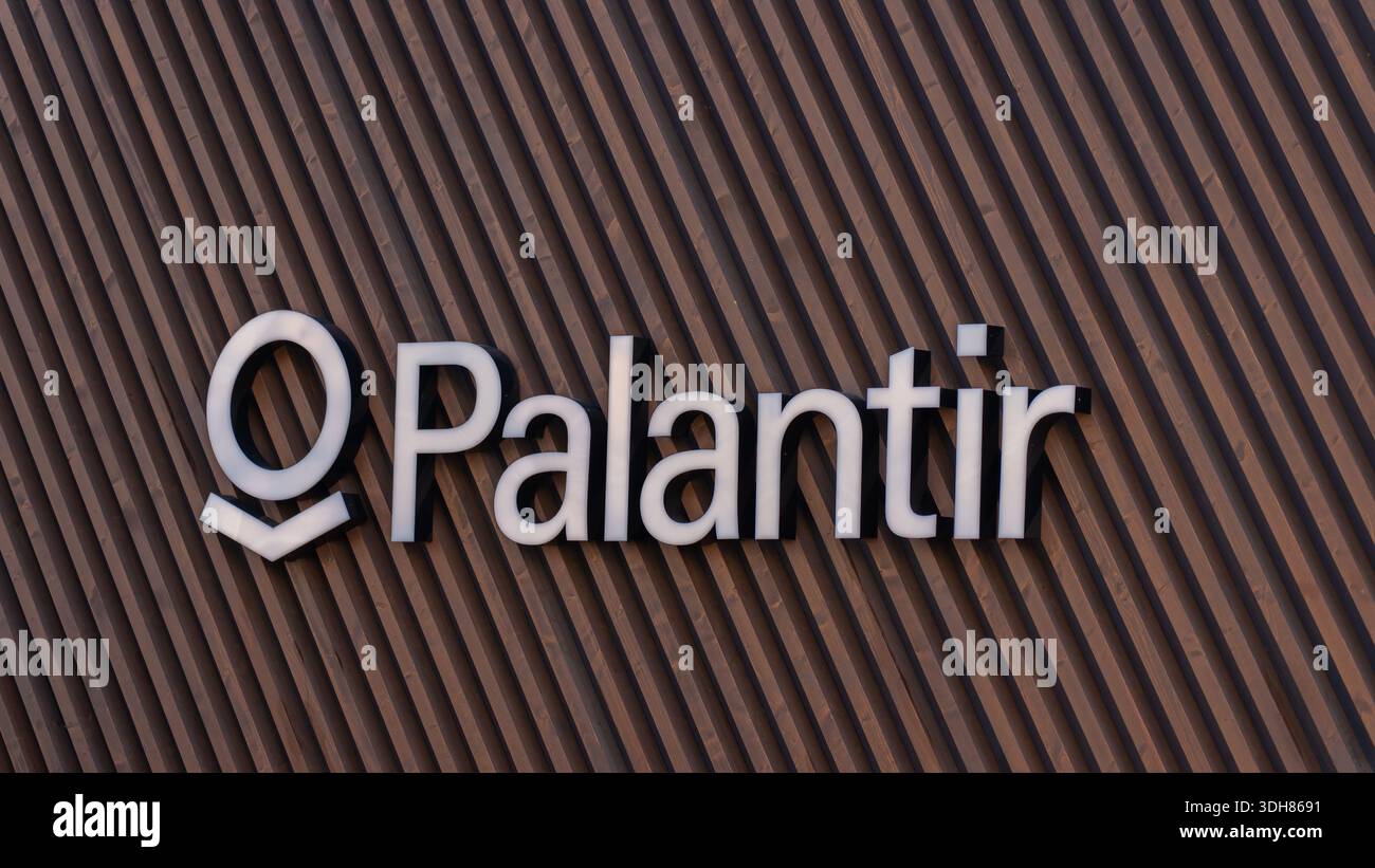 Palantir Technologies Logo auf einer modernen Gebäudefassade für Datenanalysen Stockfoto