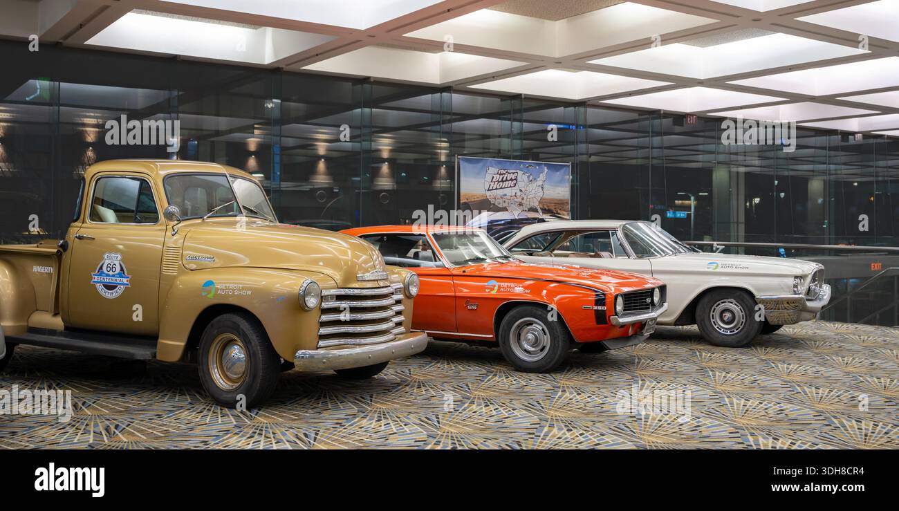 DETROIT, MI/USA – 14. JANUAR 2026: „The Drive Home“ Cars, Route 66 Centennial, inc. A Chrysler 30 und Chevrolet Camaro, Detroit Auto Show (NAIAS). Stockfoto