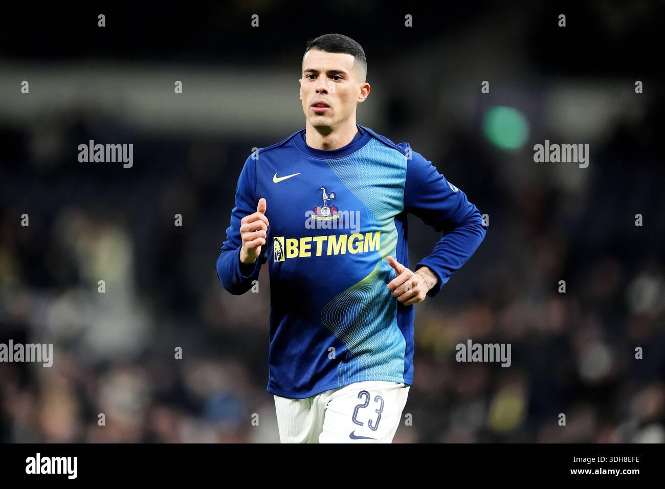 Tottenham Hotspur Pedro Porro wärmt sich vor dem Spiel der UEFA Champions League im Tottenham Hotspur Stadium in London auf. Bilddatum: Dienstag, 20. Januar 2026. Stockfoto