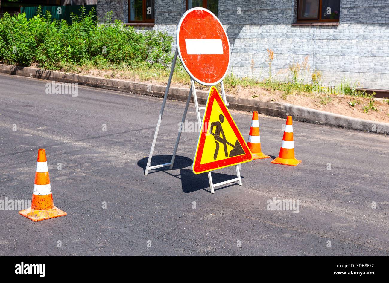Schild für Straßenarbeiten an der Stadtstraße. Durchführung von Bau- und Reparaturarbeiten in der Stadt. Straßenbauarbeiten und Straßenschilder Stockfoto