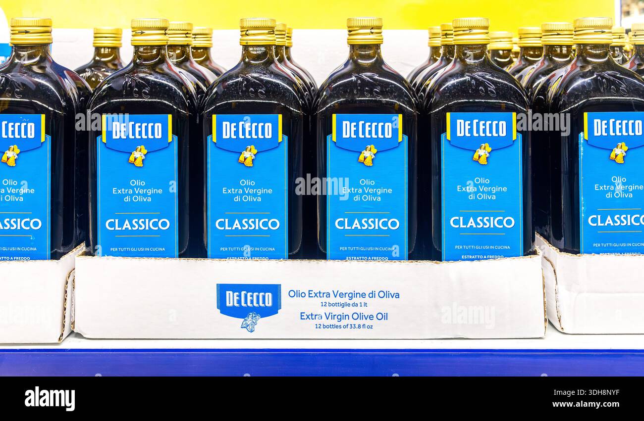 Samara, Russland - 24. Mai 2025: De Cecco Olivenöl in Flaschen zum Verkauf im Supermarkt. Verschiedene Olivenöle in Flaschen Stockfoto