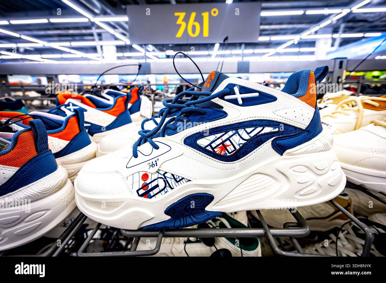 Samara, Russland - Mai 2,4 2025: 361° Sneakers, Sportschuhe. 361Degrees ist eine der besten internationalen Sportmarken Stockfoto
