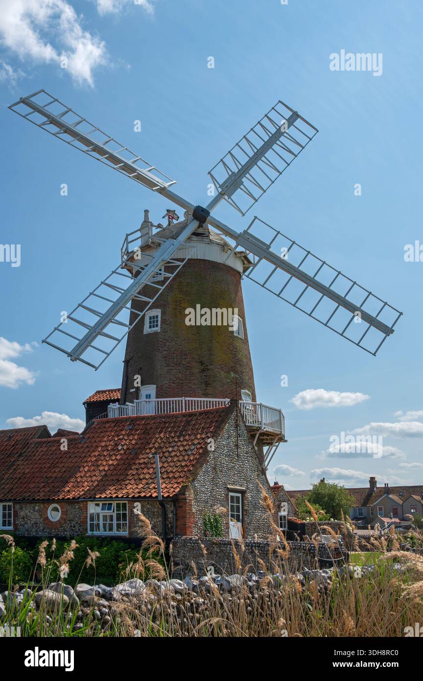 Das berühmte 19. Jahrhundert, Cley Windmill, in Cley-Next-the-Sea, Holt, Norfolk, England, Großbritannien, an einem sonnigen Tag im Sommer 2025. Stockfoto
