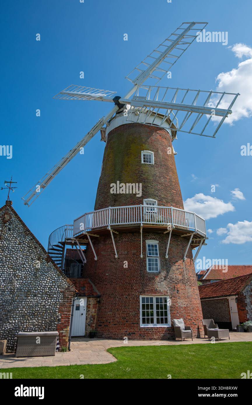 Das berühmte 19. Jahrhundert, Cley Windmill, in Cley-Next-the-Sea, Holt, Norfolk, England, Großbritannien, an einem sonnigen Tag im Sommer 2025. Stockfoto