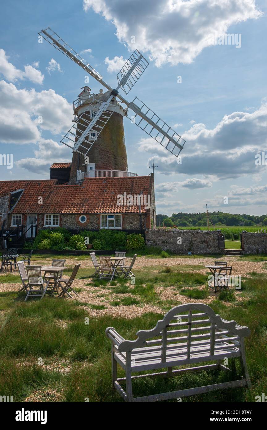 Das berühmte 19. Jahrhundert, Cley Windmill, in Cley-Next-the-Sea, Holt, Norfolk, England, Großbritannien, an einem sonnigen Tag im Sommer 2025. Stockfoto