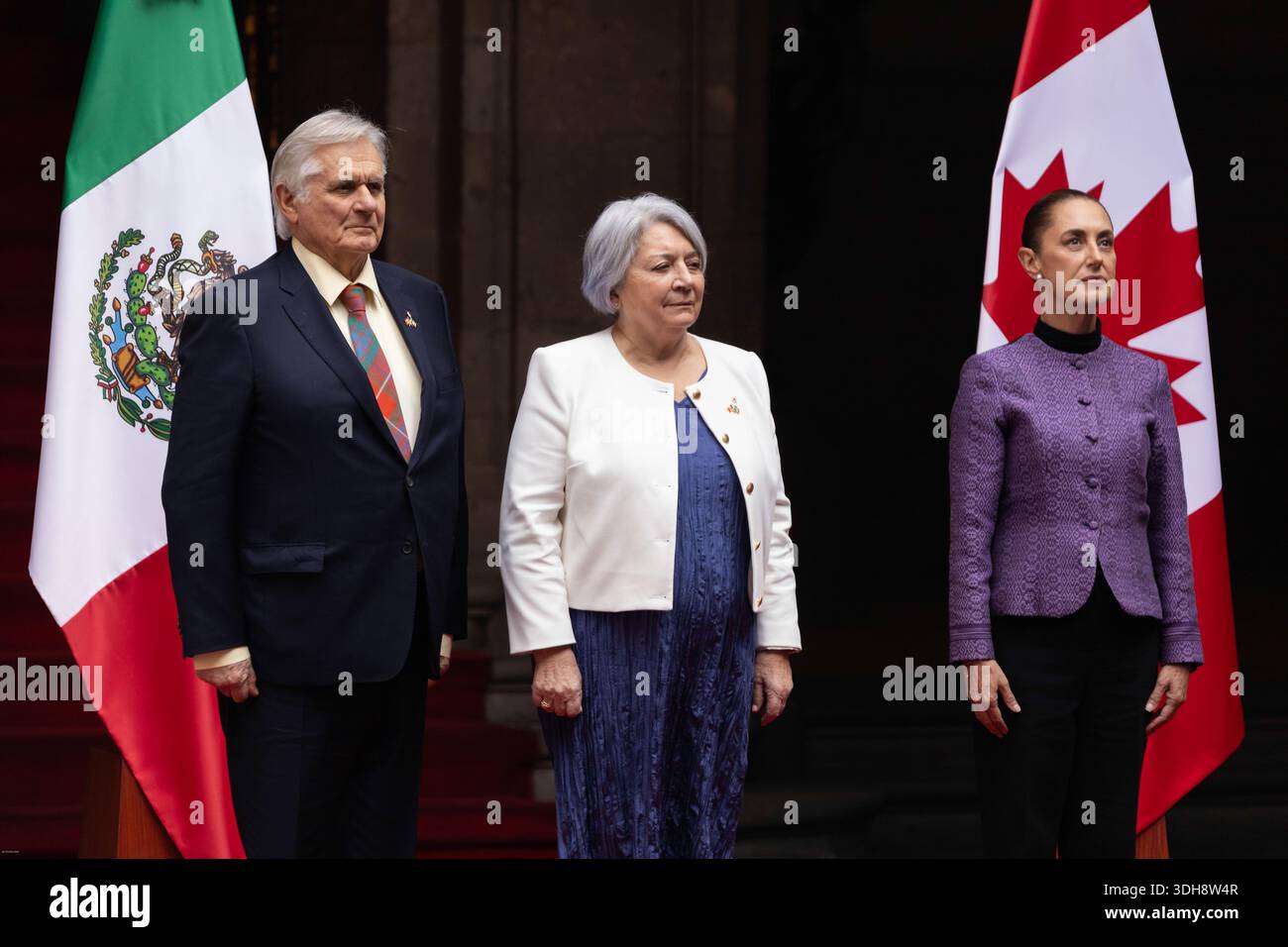Mexiko-Stadt, Mexiko. Januar 2026. MARY SIMON, Generalgouverneur von Kanada, begleitet von ihrem Ehemann WHIT FRASER, einem kanadischen Journalisten und Autor, während der offiziellen Begrüßungszeremonie im Nationalpalast zu Beginn ihres offiziellen Besuchs in Mexiko, zu dem auch ein Treffen mit Präsidentin CLAUDIA SHEINBAUM gehört. (Kreditbild: © Cristian Leyva/ZUMA Press Wire) NUR REDAKTIONELLE VERWENDUNG! Nicht für kommerzielle ZWECKE! Stockfoto