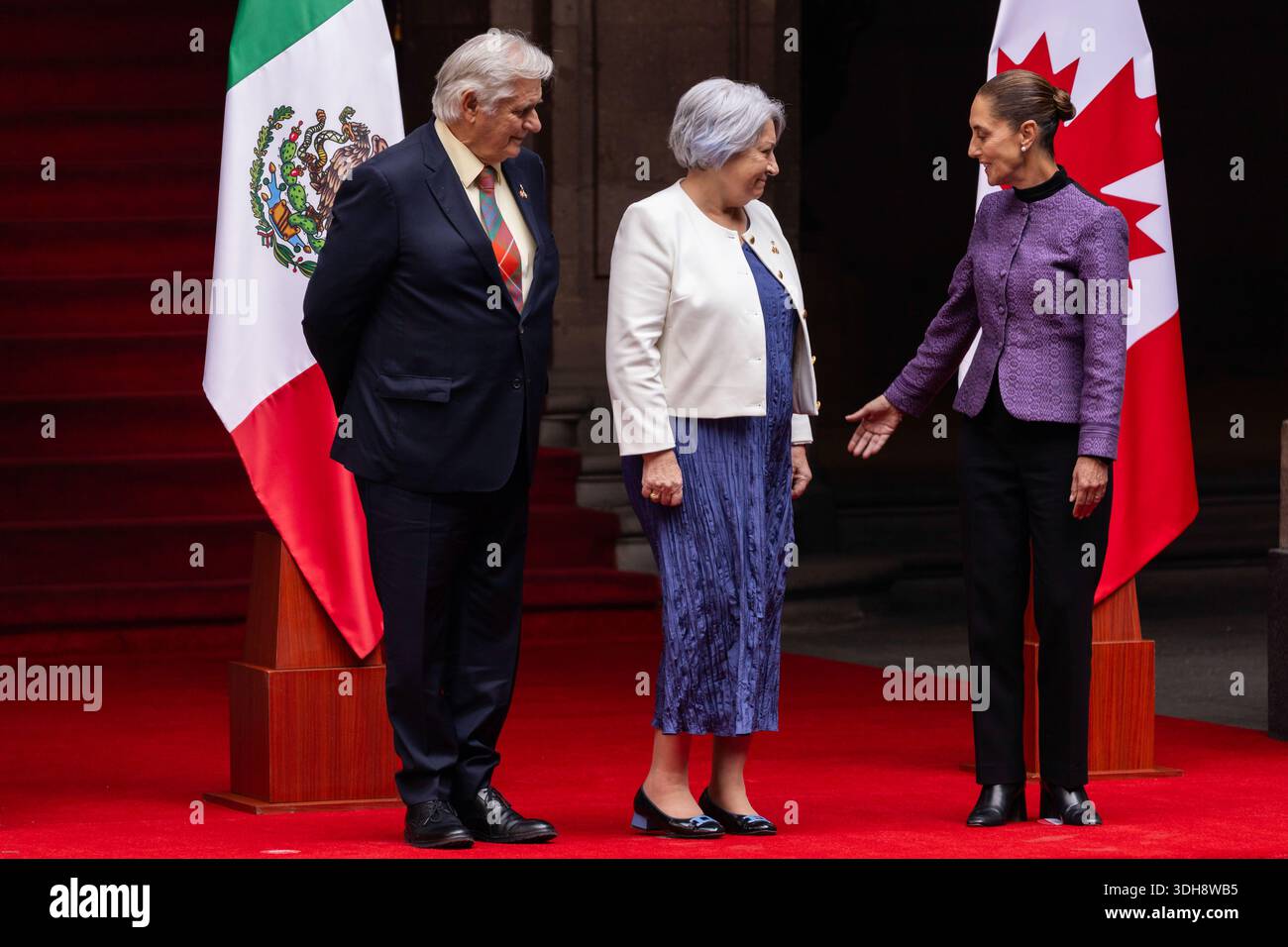 Mexiko-Stadt, Mexiko. Januar 2026. MARY SIMON, Generalgouverneur von Kanada, begleitet von ihrem Ehemann WHIT FRASER, einem kanadischen Journalisten und Autor, während der offiziellen Begrüßungszeremonie im Nationalpalast zu Beginn ihres offiziellen Besuchs in Mexiko, zu dem auch ein Treffen mit Präsidentin CLAUDIA SHEINBAUM gehört. (Kreditbild: © Cristian Leyva/ZUMA Press Wire) NUR REDAKTIONELLE VERWENDUNG! Nicht für kommerzielle ZWECKE! Stockfoto