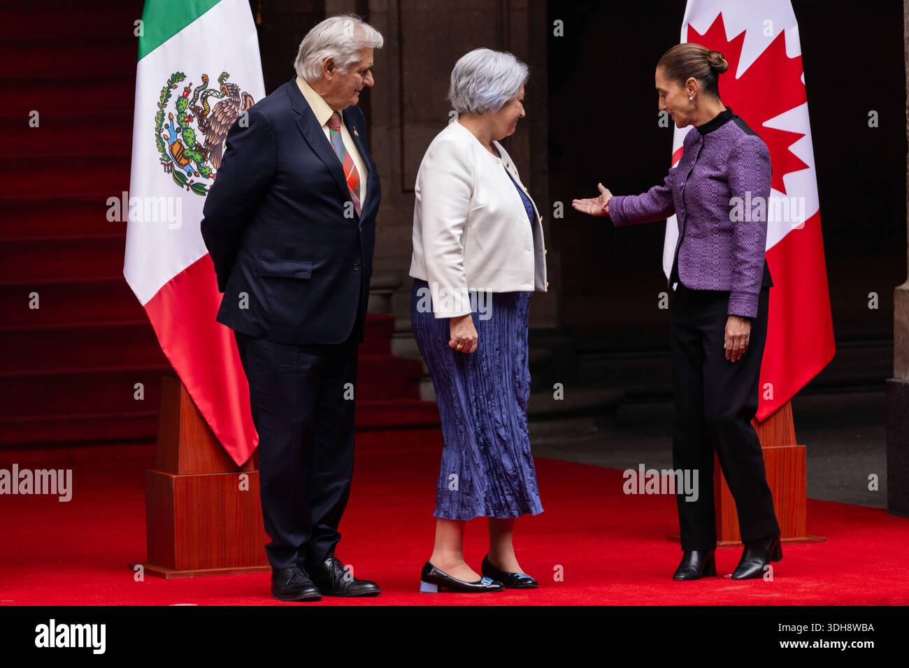 Mexiko-Stadt, Mexiko. Januar 2026. MARY SIMON, Generalgouverneur von Kanada, begleitet von ihrem Ehemann WHIT FRASER, einem kanadischen Journalisten und Autor, während der offiziellen Begrüßungszeremonie im Nationalpalast zu Beginn ihres offiziellen Besuchs in Mexiko, zu dem auch ein Treffen mit Präsidentin CLAUDIA SHEINBAUM gehört. (Kreditbild: © Cristian Leyva/ZUMA Press Wire) NUR REDAKTIONELLE VERWENDUNG! Nicht für kommerzielle ZWECKE! Stockfoto