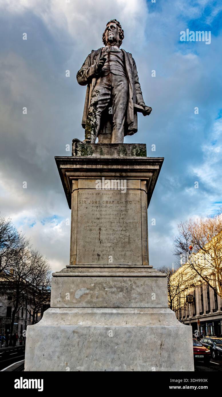 Die Sir John Gray Statue in der O’Connell Street von Thomas Farrell ehrt den Arzt und Politiker, der 1868 Süßwasser nach Dublin brachte. Stockfoto