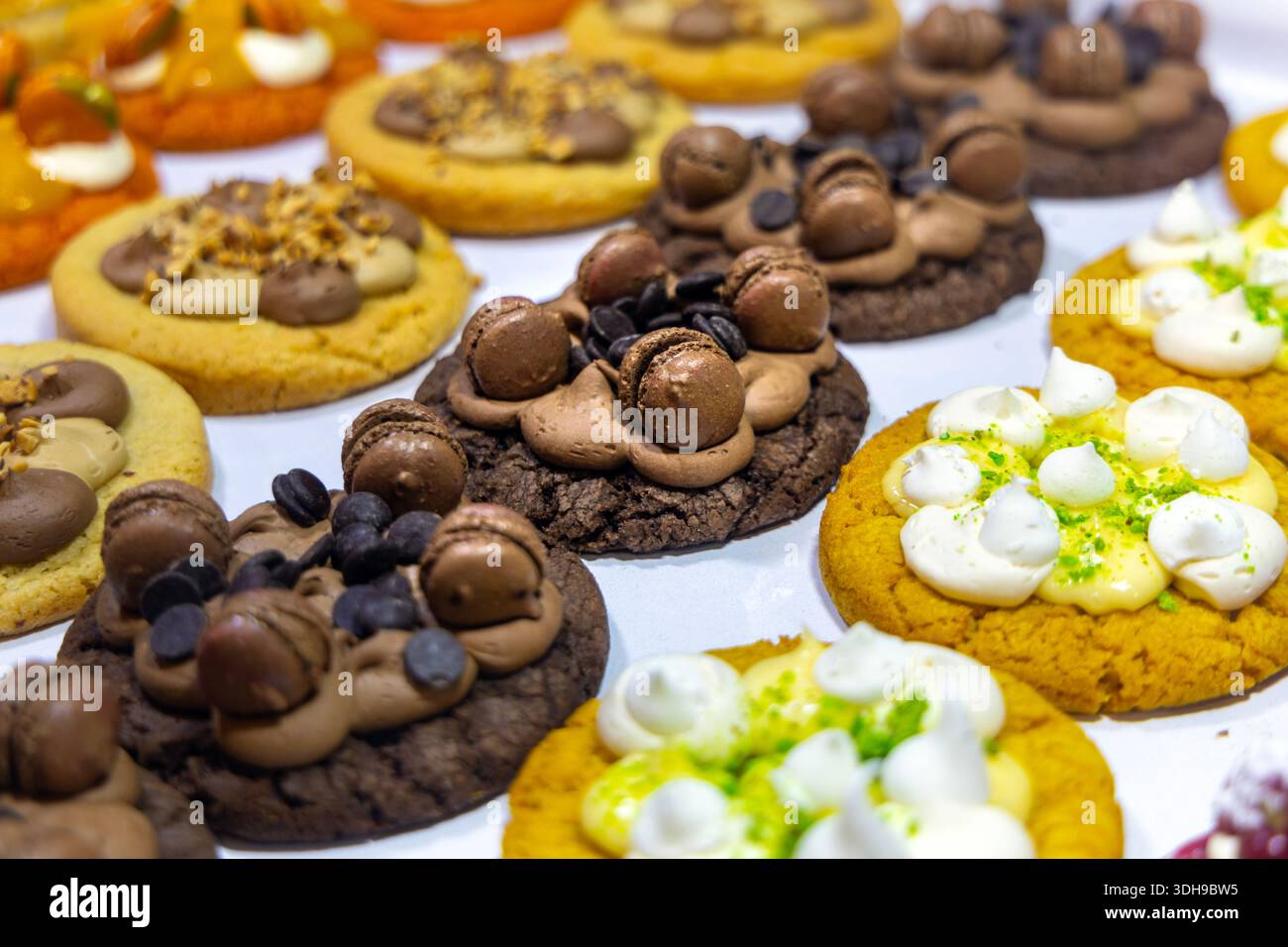 Gourmet-Kekse im French Patisserie Stall, Winter by the River Christmas Market, London Bridge, London, UK Stockfoto