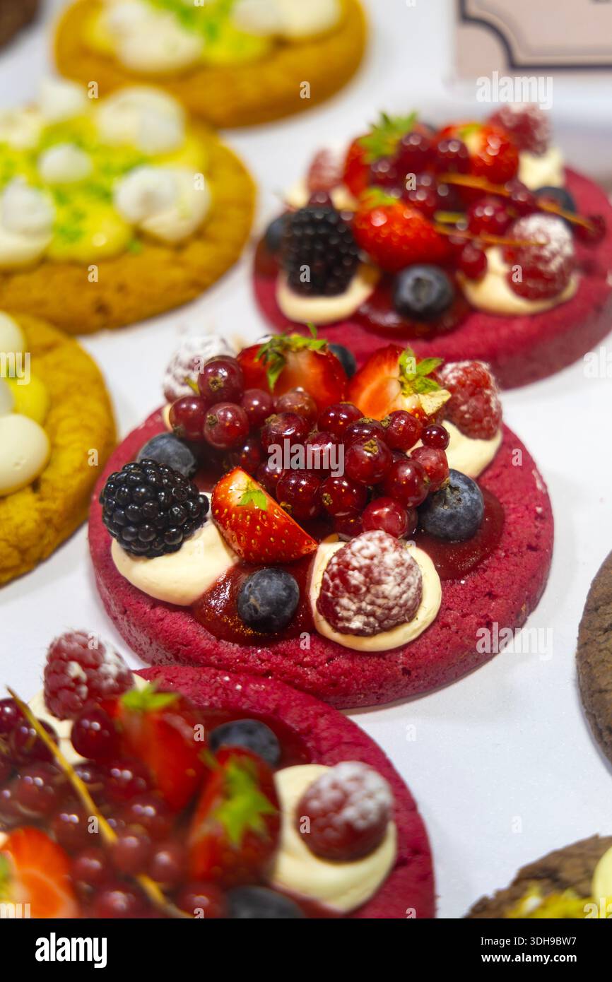 Gourmet-Kekse im French Patisserie Stall, Winter by the River Christmas Market, London Bridge, London, UK Stockfoto