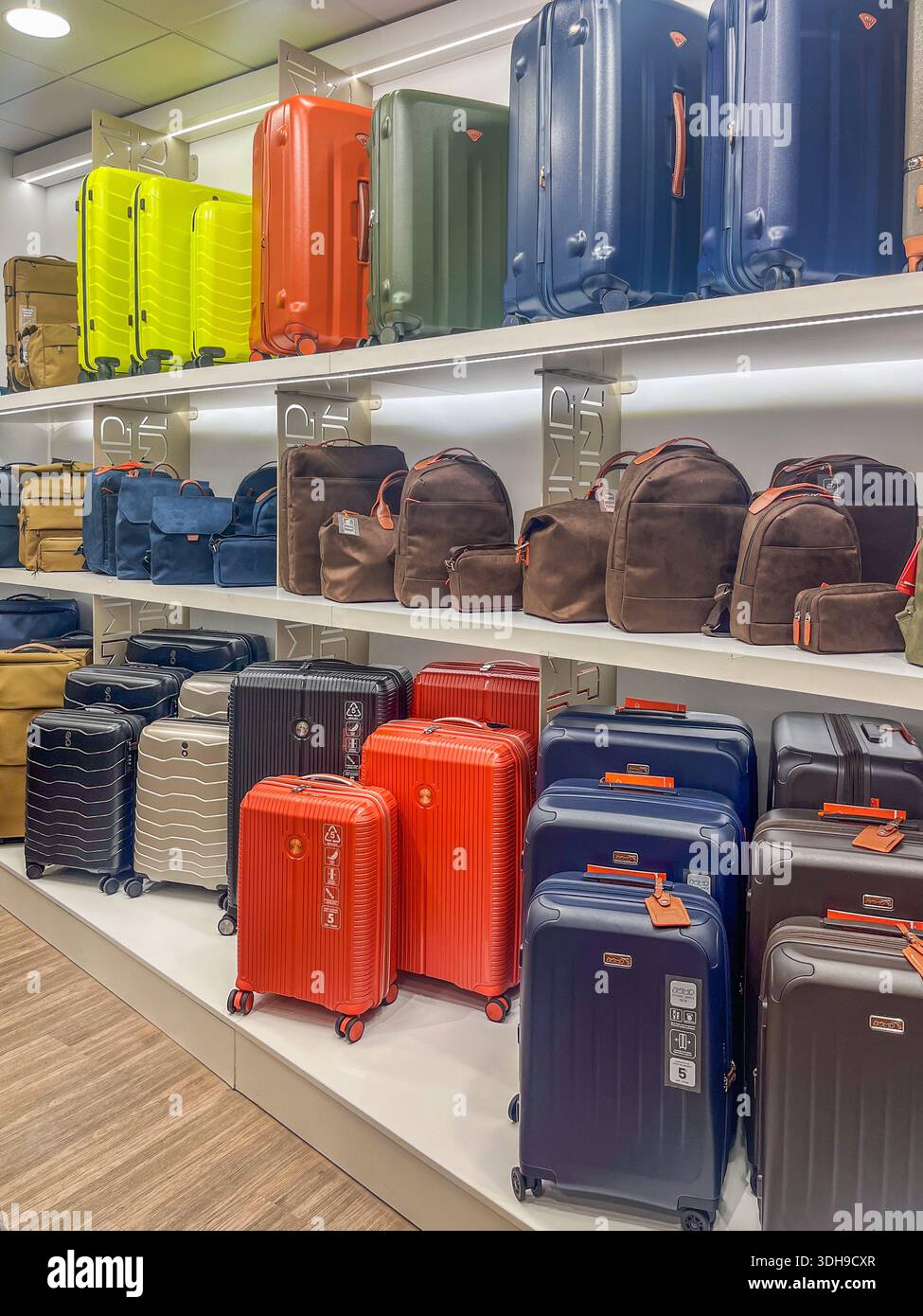 Riga, Lettland - 09. Januar 2026: Bunte Jump-Reisekoffer und -Taschen sind in Regalen in einem Einzelhandelsgeschäft ordentlich angeordnet und präsentieren verschiedene Größen und Stockfoto