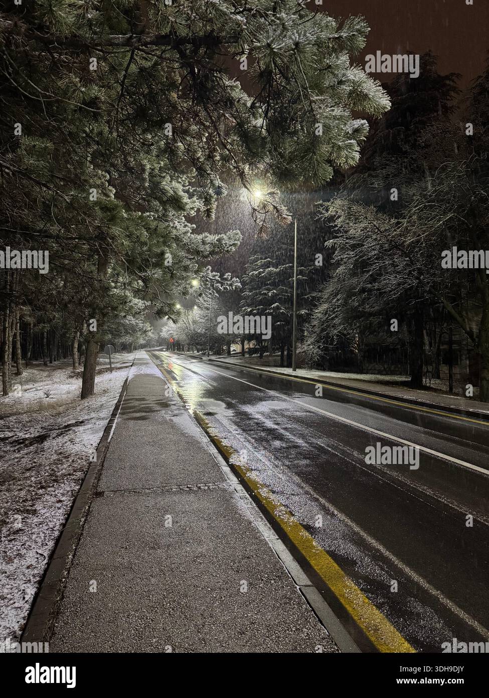 Snowy METU - Technische Universität des Nahen Ostens, ODTÜ, Ankara - Smartphone-aufgenommenes Stockfoto