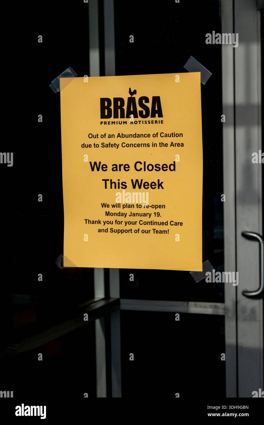 St. Paul, Minnesota. Das Brasa Restaurant, das amerikanische kreolische Speisen serviert, schließt aus Sorgfalt und Respekt für die Sicherheit der Mitarbeiter, da EIS eingecheckt wird Stockfoto