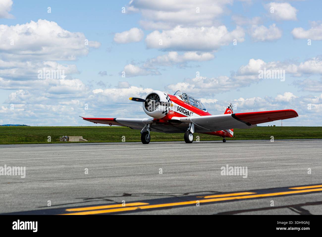 Restaurierter nordamerikanischer SNJ-5-Wollvogel „GOTCHA!“ Auf einem Flugplatz mit rot-weiß karierten Farben und Trainermarkierungen der US Navy aus dem Zweiten Weltkrieg. Stockfoto