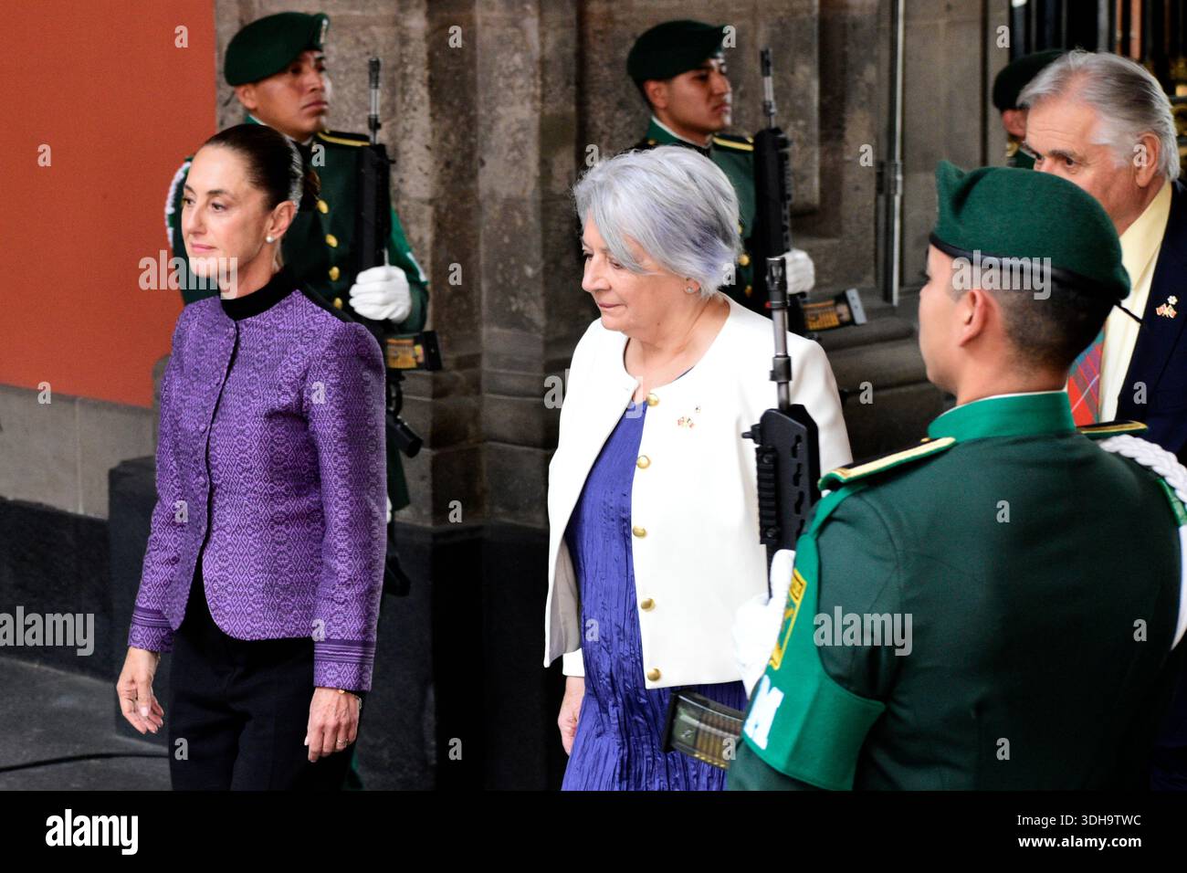 Mexiko-Stadt, Mexiko. Januar 2026. Mexikos Präsidentin Claudia Sheinbaum Pardo und Generalgouverneur von Kanada, Mary Simon, nehmen an der Begrüßungszeremonie im Rahmen des Mary Simon Arbeitsbesuchs in Mexiko im Nationalpalast teil. Am 20. Januar 2026 in Mexiko-Stadt. (Foto: Luis Barron/Eyepix Group) Credit: Eyepix Group/Alamy Live News Stockfoto