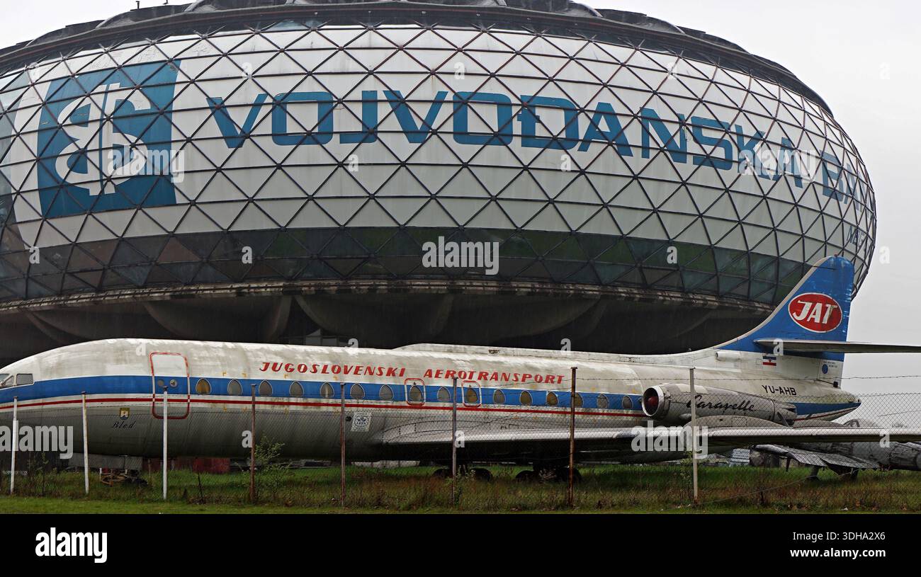 Belgrad, Serbien - 22. März 2016: Historische Flugzeuge Caravelle jugoslawische Fluggesellschaften vor Donut-förmigem Glasgebäude Luftfahrtmuseum in Nikola Stockfoto