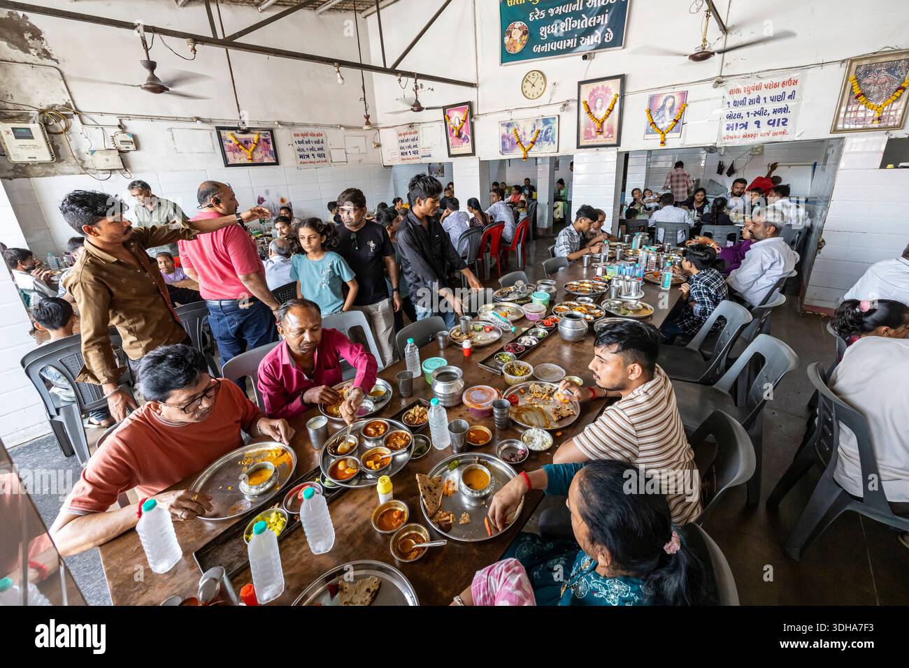 Beliebtestes Restaurant vor Ort, Mittagessen, auf der Rajkot-Ahmedabad Autobahn, Chotila, Surendranagar Bezirk, Gujarat, Indien, Südasien, Asien Stockfoto