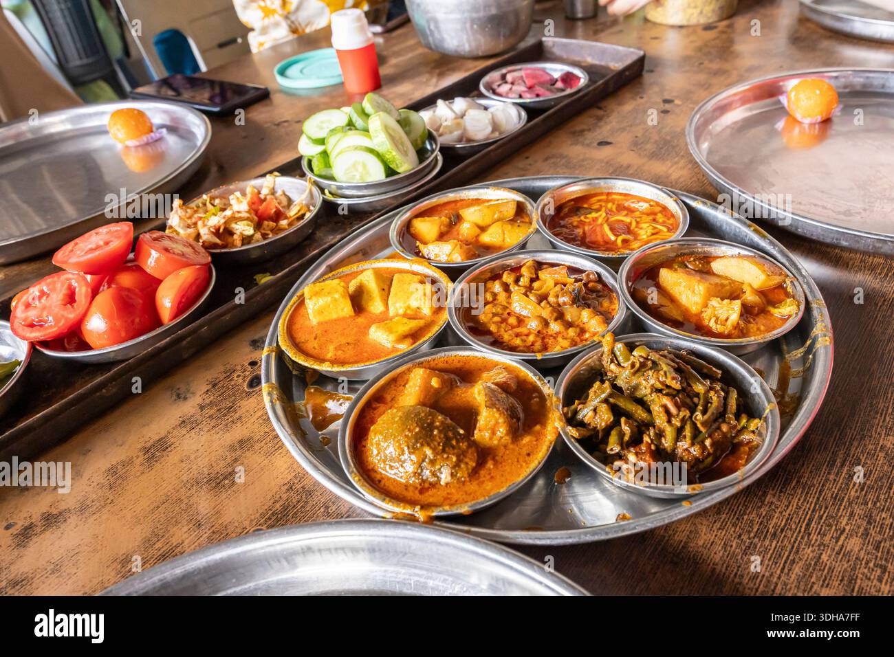 Beliebtestes lokales Restaurant, festes Menü, Gänge-Menü, Chotila, Surendranagar District, Gujarat, Indien, Südasien, Asien Stockfoto