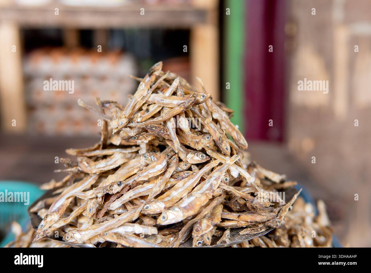 Echte Nahaufnahme von Haufen getrockneter, gesalzener Sardellen. Authentische Fotos auf dem lokalen Markt mit traditionellen Meeresfrüchten. Natürliche Essensstruktur Stockfoto