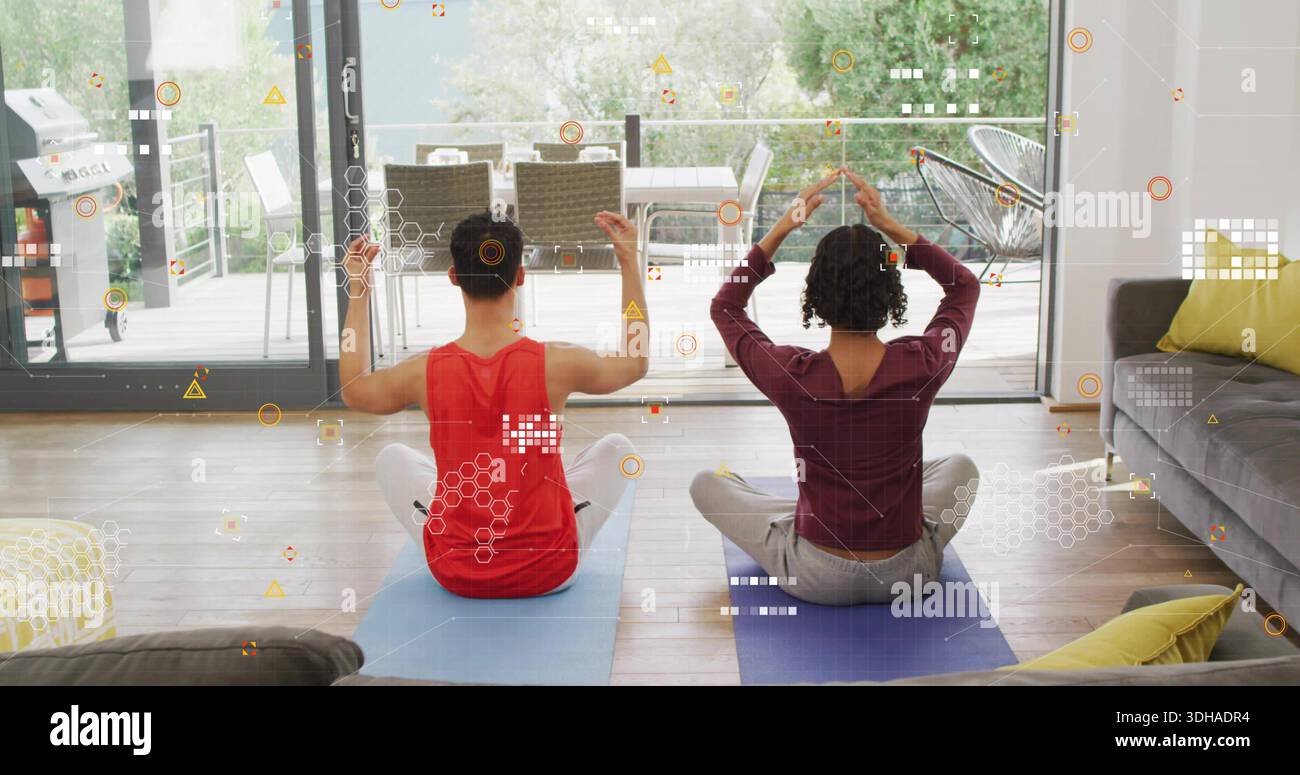 Trainingspartner sitzen, Arme zu Hause auf blau-lila Matten heben, mit Trainingskleidung, HUD Stockfoto