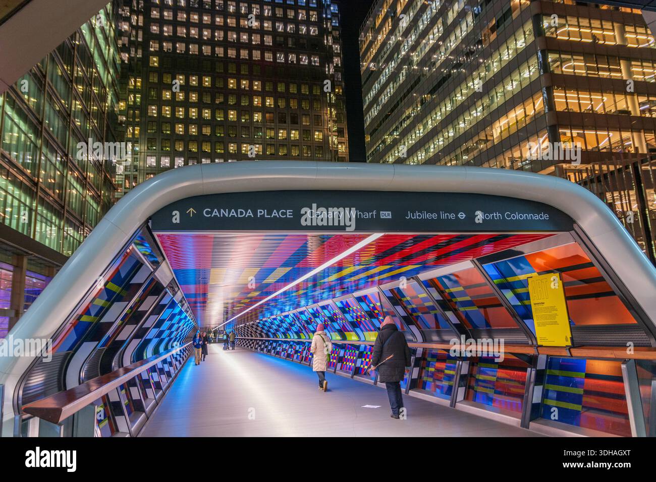 Canary Wharf Winterlichter, Traumlandschaft, fasziniert von Colour von Camille Walala, London, England, Großbritannien. Stockfoto